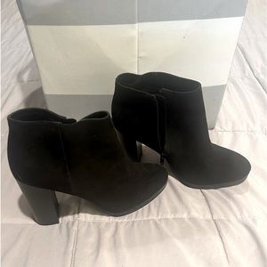 NWOT Size 8 Lauren Conrad stylish blacks ankle booties~ Kohls-